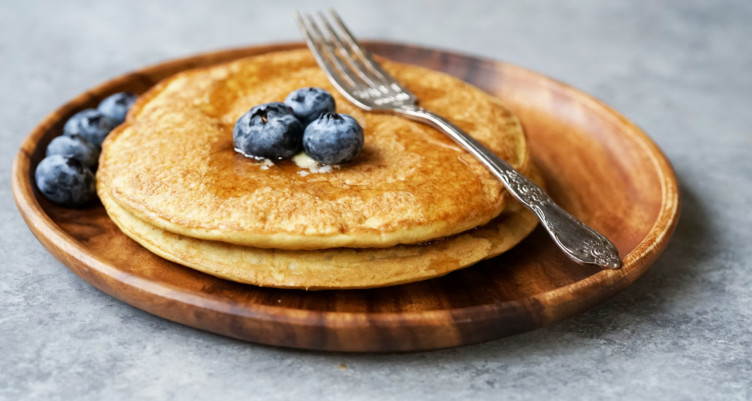 pancakes with syrup and blueberries